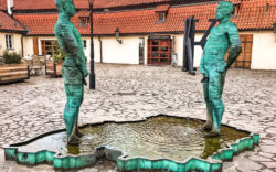 Praga Devid Cerny the pissing men