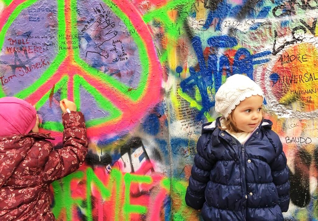 Praga con bambini muro dii John Lennon