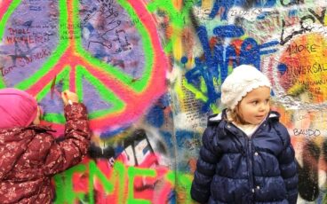 Praga con bambini muro dii John Lennon
