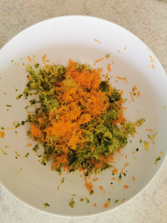 Muffin di verdure carote e zucchine grattugiate
