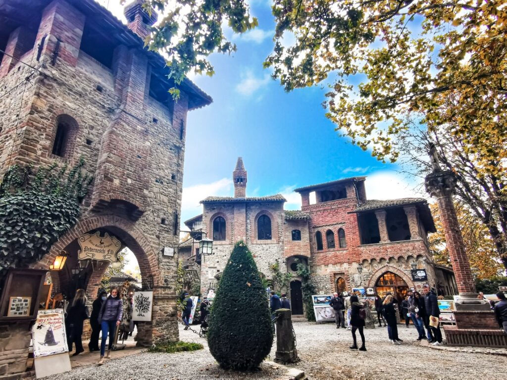 Grazzano Visconti piazza