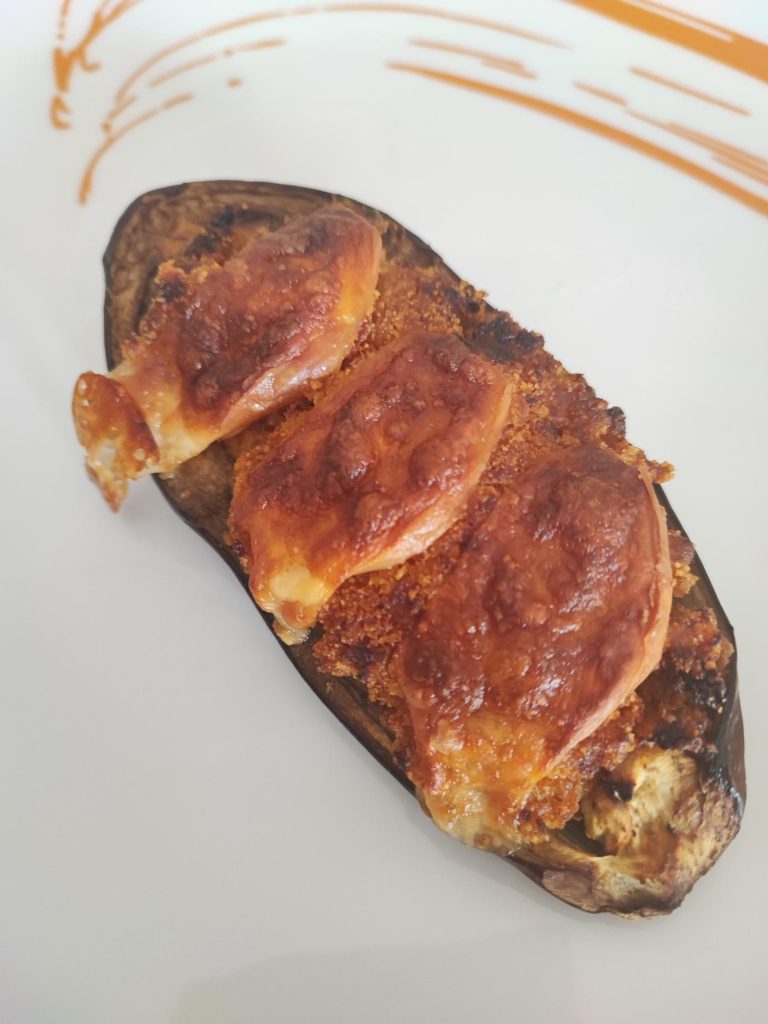 Melanzane ripiene con pomodorini e scamorza