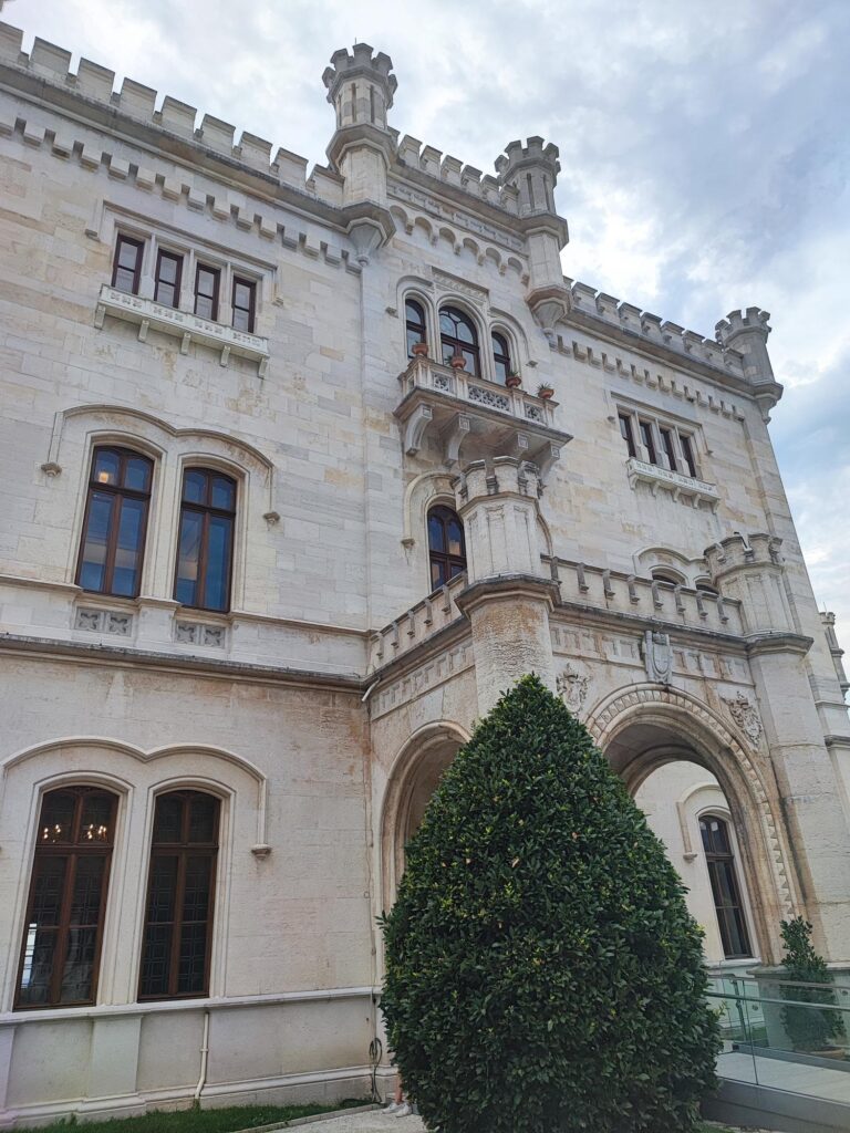 Castello Miramare estero