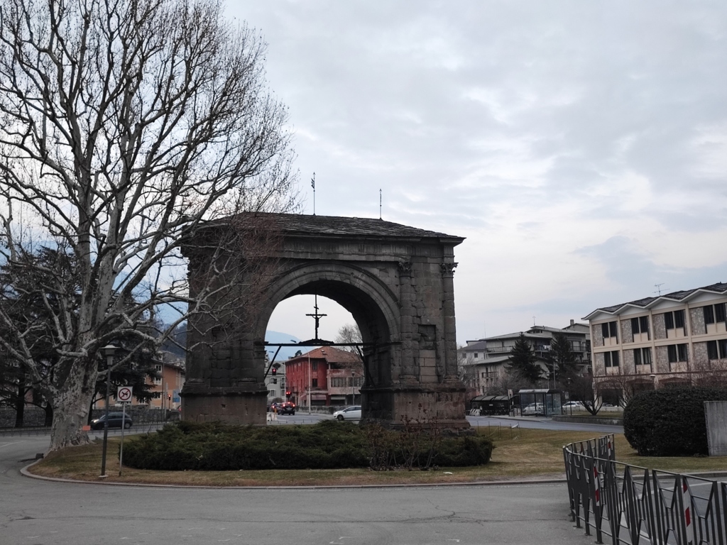 aosta con bambini arco di augusto