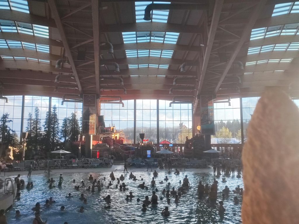 Rulantica piscina con onde