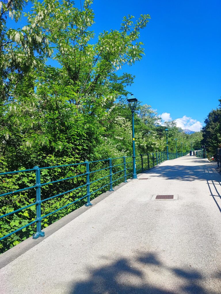 Sentiero parcheggio-giardini
