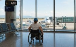 In aereo con sedia a rotelle