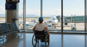 In aereo con sedia a rotelle